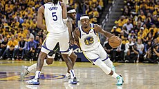 Jimmy Butler z Golden State dribluje s balonem bhem utkání play off proti...