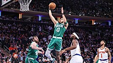Jayson Tatum z Bostonu zakonuje bhem utkání proti New Yorku.