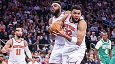 Karl-Anthony Towns z New Yorku si bere odraený balon bhem utkání proti...
