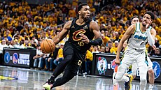 Donovan Mitchell (vlevo) z Clevelandu postupuje kolem Tyresea Haliburtona z...
