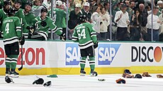 Mikael Granlund slaví se spoluhrái hattrick.