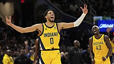 Tyrese Haliburton slaví ko ve druhém poloase pátého klání.