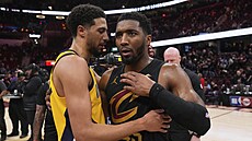 Tyrese Haliburton a Donovan Mitchell po posledním zápase semifinále konference.