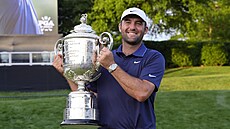 Scottie Scheffler poprvé zvedá trofej pro vítze PGA Championship.