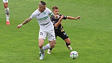 Karvinský kapitán Jií Fleiman v souboji s královehradeckým záloníkem Adamem...