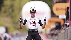 Juan Ayuso slaví triumf v 7. etap Gira.