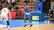 Jacob Evans rozjídí útonou akci.