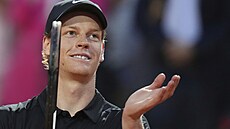 Jannik Sinner tleská fanou�k�m po postupu do semifinále turnaje v �ím�.