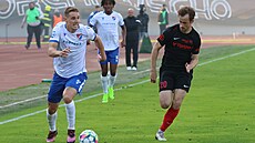Záloník Baníku Michal Kohút se snaí utéct opavskému Filipu Blechovi.