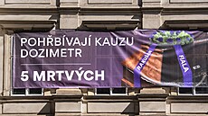 Na fasád sídla SOCDEM, se objevily plachty, podle nich premiér a éf ODS Petr...