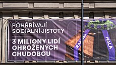 Na fasád sídla SOCDEM, se objevily plachty, podle nich premiér a éf ODS Petr...