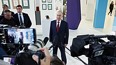 Ruský prezident Vladimír Putin hovoí s novinái v Soi po telefonátu s...