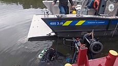 Policejní potáp��i v sobotu 17. kv�tna 2025 vylovili z Brn�nské p�ehrady...