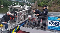 Policejní potápi v sobotu 17. kvtna 2025 vylovili z Brnnské pehrady...