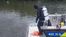 Policejní potápi v sobotu 17. kvtna 2025 vylovili z Brnnské pehrady...