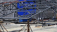 Na multifunkní arénu, která roste na brnnském výstaviti, usadil obí jeáb...