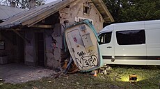 V obci Bezinky - Nectava na Svitavsku narazila dodávka do dráního domku,...