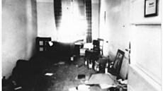 Archivní snímek oputné kanceláe v budov gestapa v Pardubicích se spálenými...