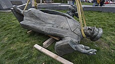 Praha 6 za�ala ráno odstra�ovat sochu generála Ivana St�panovi�e Kon�va v...