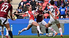 Momentka z enského derby. Kristýna Riková ze Slavie se snaí obrat o mí...