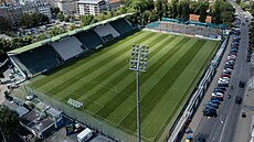 Hned vedle stadionu se nachází silnice. Mnohdy tak mí� skon�í mezi auty.