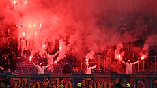 Fanouci Sparty se svtlicemi bhem zápasu s Baníkem Ostrava.
