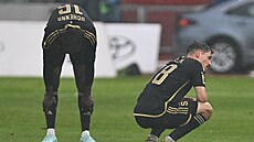 Zklamaní fotbalisté Sparty pro prohe v Ostrav.