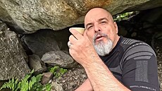 Ani jeho odsouzení �eny neodrazuje, aby v n�j v��ily. A cestovaly za ním.