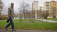 Venkovní suáky na prádlo. Pozstatek starých as. Lidé se k suení prádla...