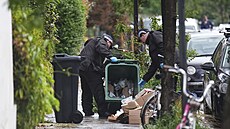 Policisté prohledávají odpadkový ko v Kentish Town, poblí domu britského...