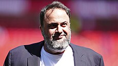 Evangelos Marinakis, majitel anglického klubu Nottingham Forest, ped zápasem s...