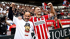 Trenér Peter Bosz (vlevo) a kapitán Luuk de Jong z PSV Eindhoven slaví p�ed...
