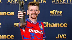 Pavel �ulc pózuje s cenou pro nejlep�ího zálo�níka ligy za sezonu 2024/2025.