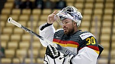 Nmecký branká Philipp Grubauer bhem zápasu proti Norsku