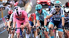 Dán Mads Pedersen (v rové) si jede pro vítzství v páté etap italského Gira