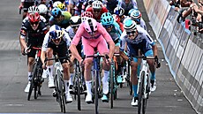 Dán Mads Pedersen (v rové) si jede pro vítzství v páté etap italského Gira