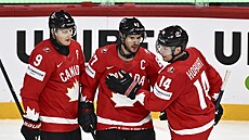 Kanaané Nate MacKinnon, Sidney Crosby a Bo Horvat (zleva) se radují z gólu...