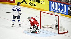Fin Patrik Puistola pekonává v nájezdech kanadského gólmana Marca-André...