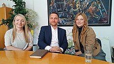 Slavnostní otevení logistického centra ACO Industries v Pibyslavi v roce 2019. Ped novou halou se skvla nerezová plastika lidské hlavy s mozkem uvnit od Davida erného, zmenenina jeho slavného výtvoru. Známý výtvarník s firmou spolupracuje u roky.