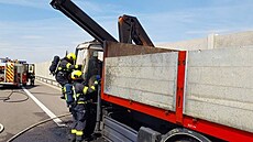 Poár nákladní soupravy uzavel ve stedu odpoledne v Pardubickém kraji dálnici...