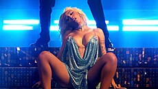 I pes problém s implantátem pedvedla Doja Cat havou show.