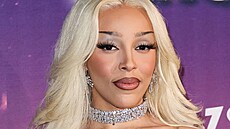 Doja Cat má problémy s prsním implantátem.