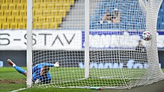 Jií Borek ze Slovácka inkasuje gól.