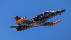 Stíha�ka Aero L-159T2X, která p�elet�la nad Autodromem Most v rámci mistrovství...