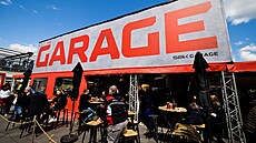 Mistrovství sv�ta superbik� v Most� 2025. Restaurace The Garage v paddocku od...