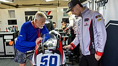eský prezident Petr Pavel na Autodromu Most, kde se probhl s dalími bci...