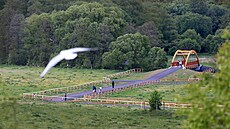 U Hradit je cyklistm k dispozici nový most pes eku Ohi.