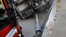 idi na Anglickém nábeí zdemoloval znaky i zaparkované auto. Skonil pod...