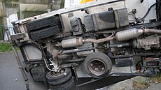 idi na Anglickém nábeí zdemoloval znaky i zaparkované auto. Skonil pod...