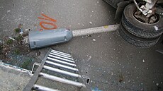 idi na Anglickém nábeí zdemoloval znaky i zaparkované auto. Skonil pod...